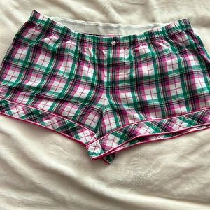 NWT Brand: Victoria’s Secret 
Size: Large
Color: Pink, white and green
Shorts